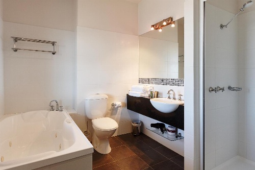 Auldington Hotel image 1